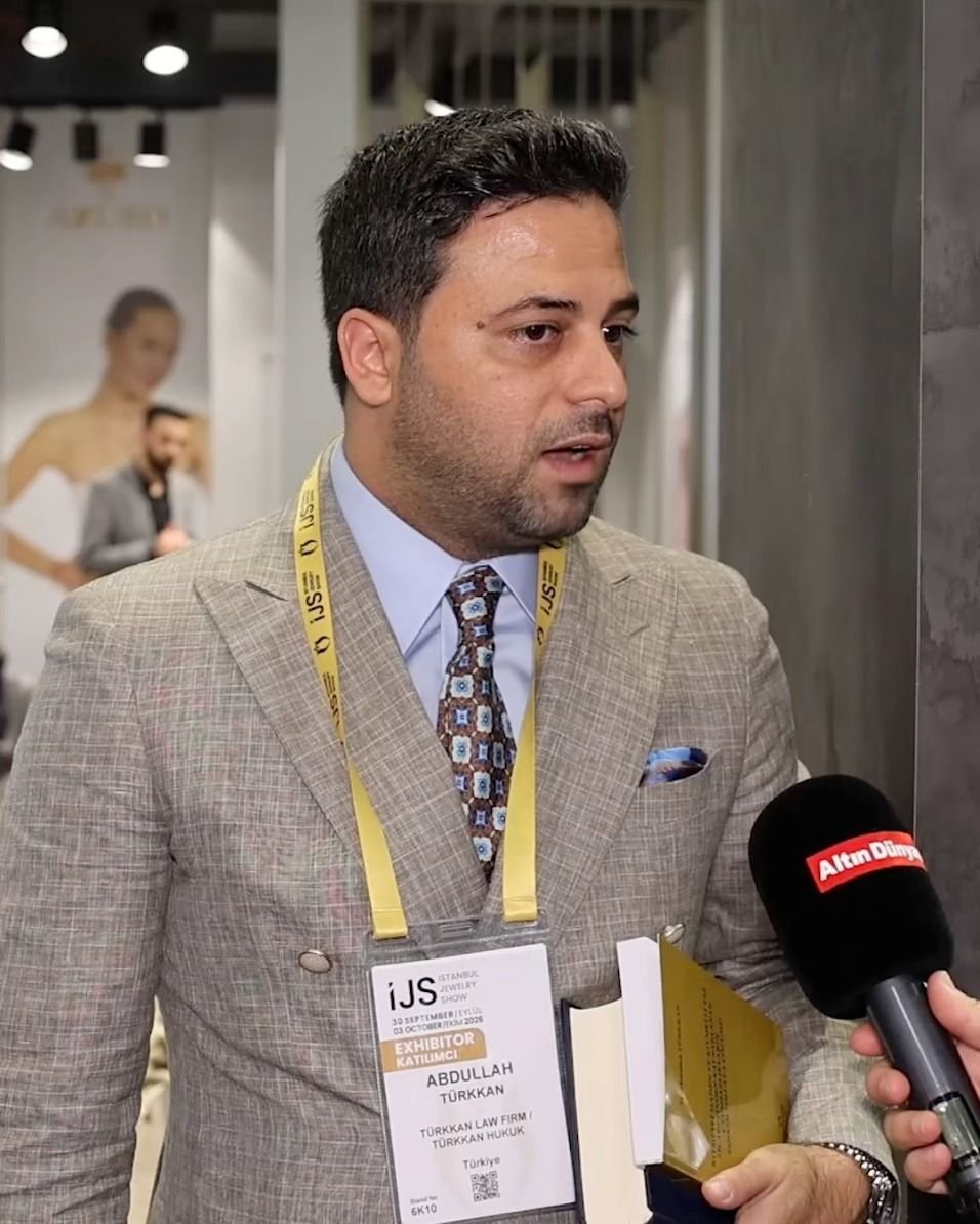 M. Abdullah Türkkan, Istanbul Jewelry Show'da Altın Dünyası mikrofonuna konuşurken