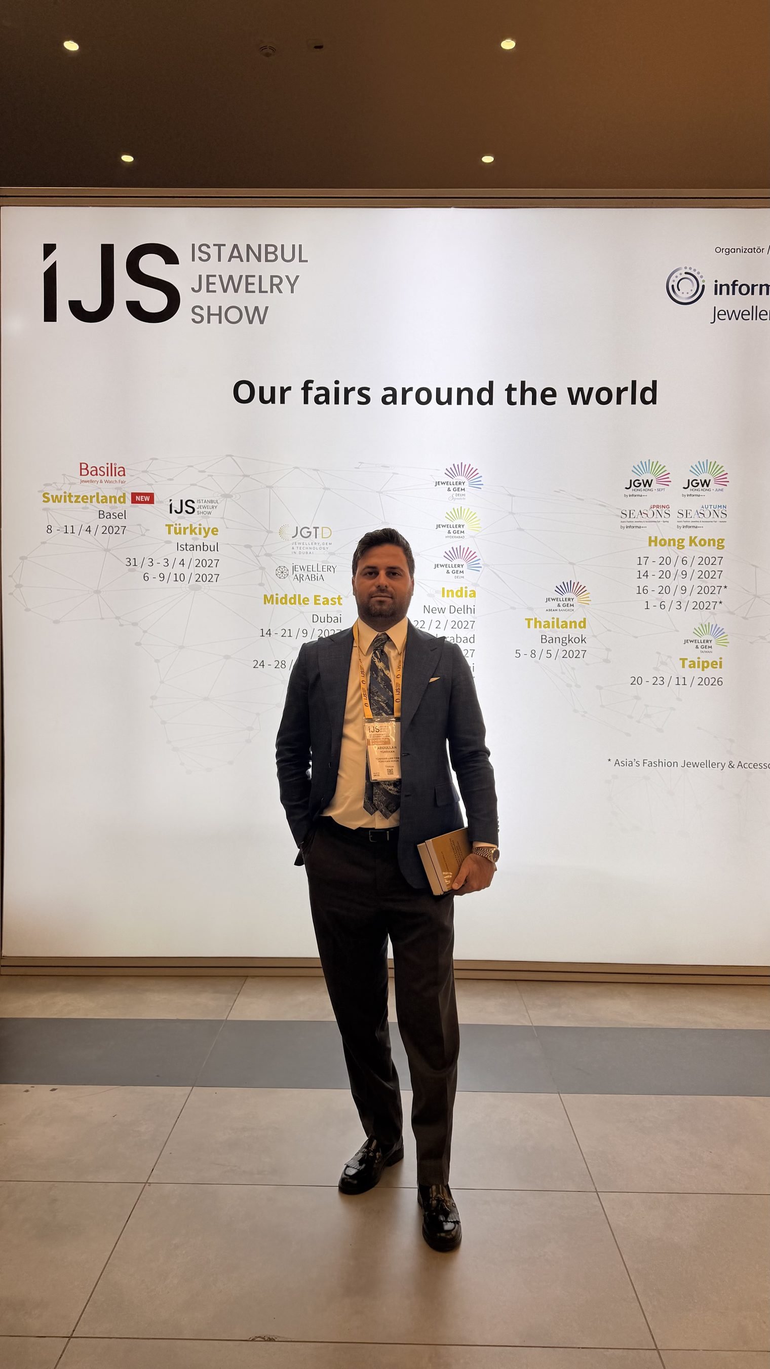 M. Abdullah Türkkan, Istanbul Jewelry Show panosu önünde