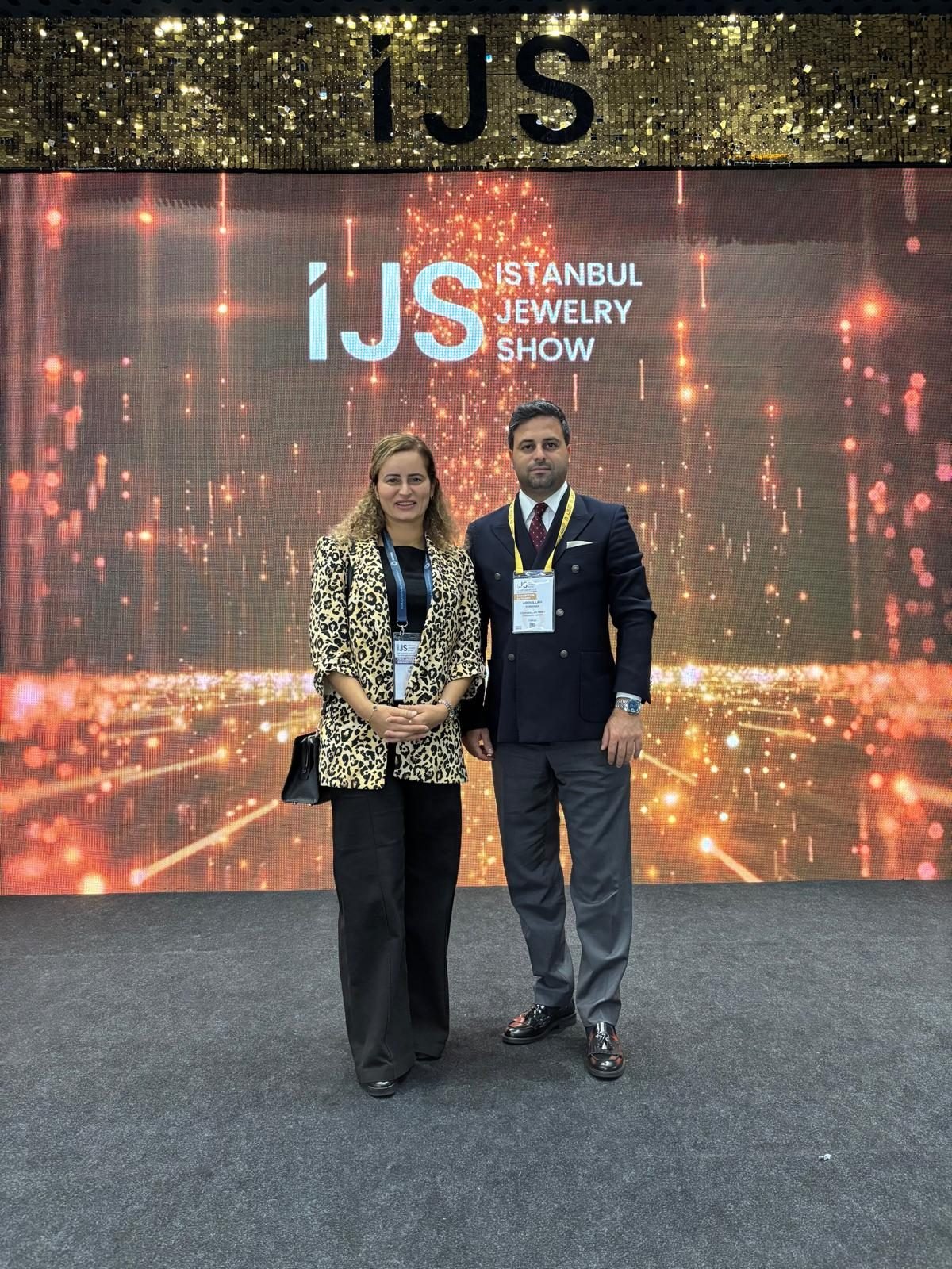 Istanbul Jewelry Show ekranı önünde