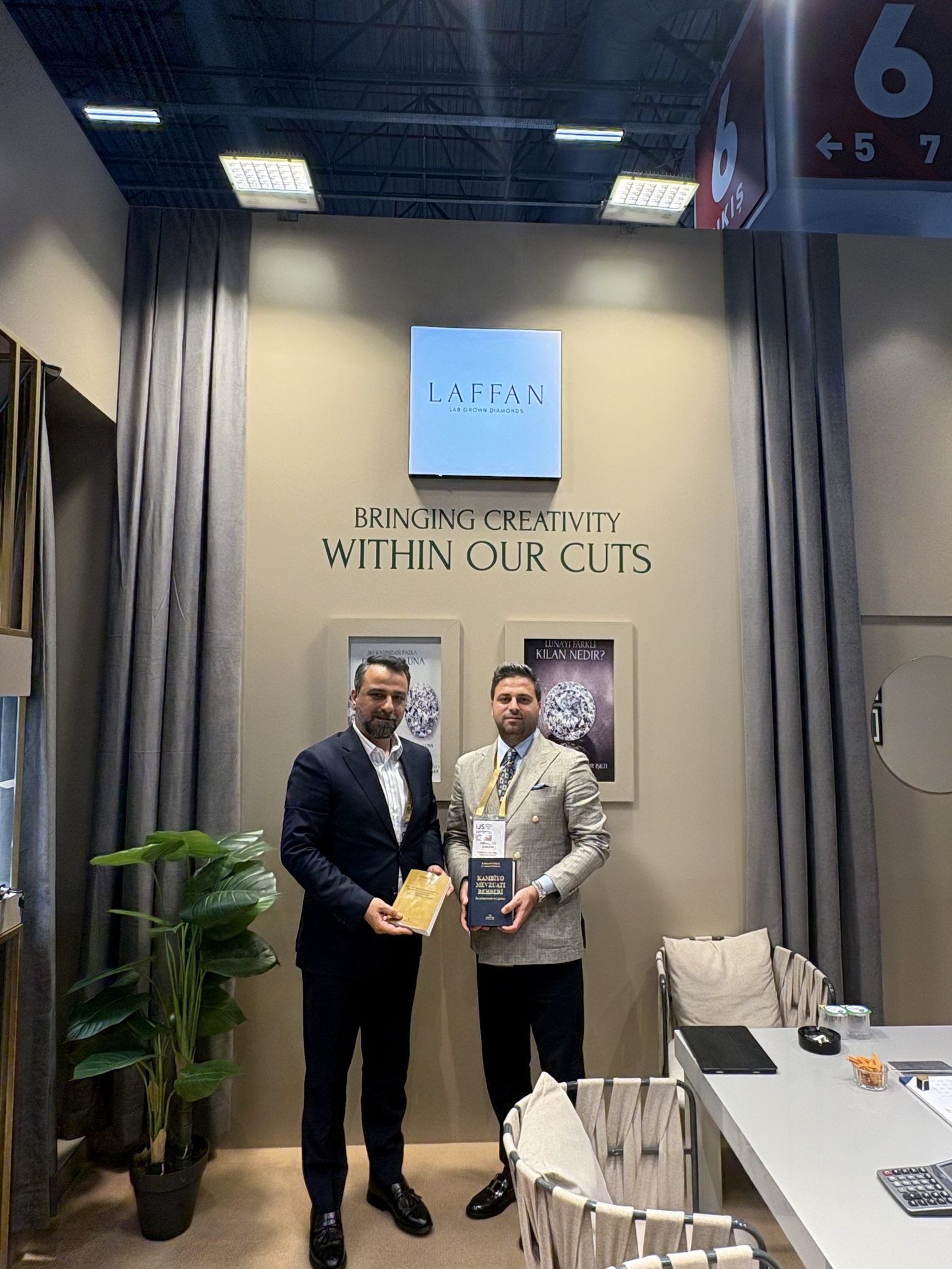M. Abdullah Türkkan ve Bayram Atmacaoğlu, Istanbul Jewelry Show'da