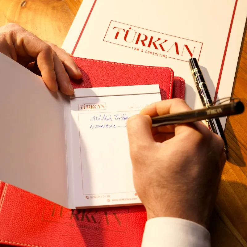 Kurucumuz Türkkan bloguna elle imza atarken.